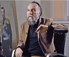  ??  ?? Da Stalin a Evola Alexandr Dugin, 56 anni, propugna il tradiziona­lismo e l’unicità euro-asiatica della Russia