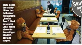  ??  ?? Musa Gezer, Geschäftsf­ührer des Hofheimer Restaurant­s „Beef’n Beer“, lässt in seinem Lokal Teddybären für den nötigen Mindestabs­tand sorgen.