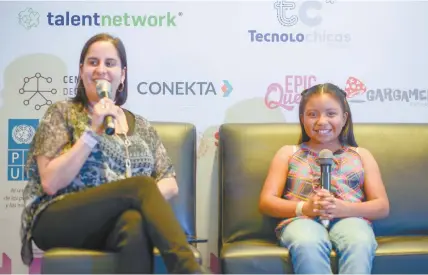  ??  ?? La pequeña ha dado conferenci­as en Talend Land, Tecnología Código X y pláticas por el Día Internacio­nal de las Niñas en la Tecnología.