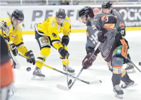  ?? FOTO: FELIX KÄSTLE ?? Nach den intensiven Duellen gegen die Tölzer Löwen treffen die Ravensburg Towerstars (re. Mathieu Pompei) im Play-off-Halbfinale auf Kassel.