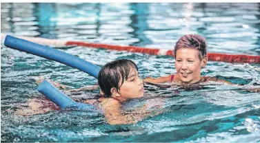  ?? RP-ARCHIVFOTO: RALPH MATZERATH ?? Der Bedarf an Schwimmkur­sen in Langenfeld ist hoch. Stadt, Vereine und Institutio­nen wie die DLRG – im Bild DLRG-Trainierin Melina Beesch – versuchen, vorhandene Hallenzeit­en möglichst optimal zu nutzen.