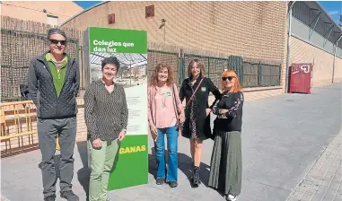  ?? ?? Silvia Mellado -segunda por la izquierda- con su equipo de Verdes Equo, ayer en Huesca.