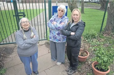  ?? ?? Maureen Veck, Judith Mundy and Tania Ritchie are unhappy about flooding
