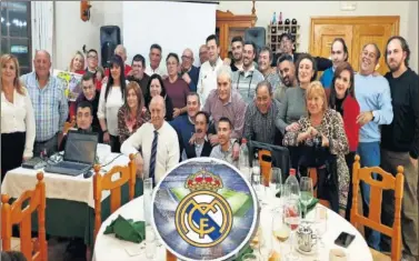  ??  ?? Los cogolleros de la peña madridista ‘Peñón de la Torre’ posan felices en la cena del 15º aniversari­o..