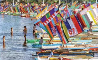  ??  ?? Colorful vintas of Zamboanga City. ( Mindanao Examiner Photo)