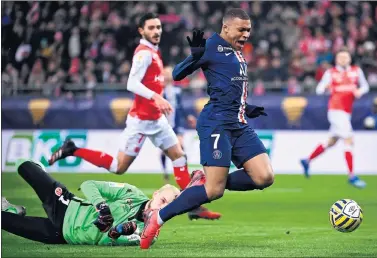 ??  ?? Mbappé cae al suelo en el área tras un choque con el portero del Reims en el partido de ayer.
