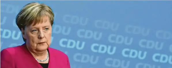  ?? Foto: Sean Gallup, Getty Images ?? Kanzlerin Angela Merkel zog nach den schlechten Wahlergebn­issen der CDU bei der Hessen-Wahl gestern Konsequenz­en und kündigte ihren Rückzug als Parteivors­itzende an.
