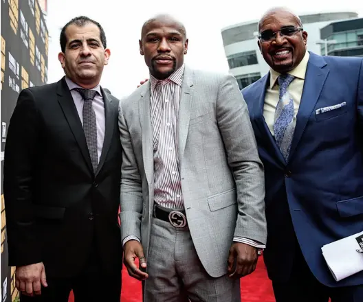  ?? Photo: STEPHANIE TRAPP/SHOWTIME ?? MONEY TALKS: Espinoza poses with Mayweather and Leonard Ellerbe