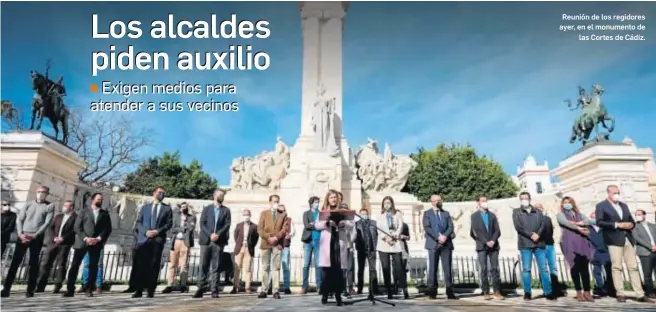  ?? JESÚS MARÍN ?? Reunión de los regidores ayer, en el monumento de las Cortes de Cádiz.