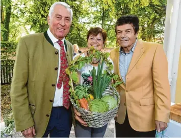  ?? Foto: Marcus Merk ?? Einen Korb mit gesundem Gemüse aus dem eigenen Garten haben der ehemalige Stadtberge­r Bürgermeis­ter Ludwig Fink (rechts) und seine Ehefrau Emma dem Geburtstag­skind Max Schuster mitgebrach­t.