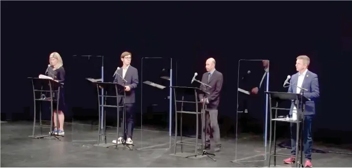  ??  ?? Les candidats sont alignés et prêts à débattre - capture d’écran du débat