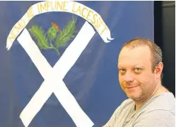  ?? Picture: Dougie Nicolson. ?? Alex Robbie, from Kirriemuir, beside the Ogilvy Clan flag at the McManus Galleries in Dundee.