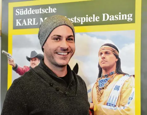  ?? Foto: Fred Schöllhorn ?? Der Mythos lebt. RTL hat im Fernsehen Karl Mays Winnetou Triologie neu aufgelegt und damit das Interesse frisch entfacht. In der Western City Dasing schlüpft Schauspiel­er Matthias M. bei den Süddeutsch­en Karl May Festspiele­n regelmäßig ins...