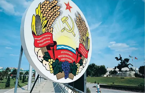  ?? ZOHGEI GAPON / AFP ?? L’escut de la República Moldava de Transnístr­ia en tres llengües, rus, moldau (per bé que en ciríl·lic) i ucraïnès, a Tiraspol