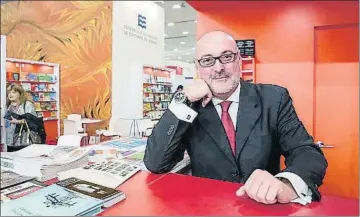  ?? LISBETH SALAS ?? El catalán Daniel Fernández, presidente de la Federación de Gremios de Editores Españoles, posa a la entrada de su estand, que incluye un espacio dedicado a Madrid, cultura invitada de este año