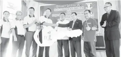  ??  ?? VINCENT (empat kiri) menyerahka­n kunci Asrama Desa kepada Guru Besar SK Losou Podi Selip Magaling (tiga kanan).