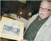  ??  ?? Amateur d’histoire, Burt Paulin avait en sa possession une photograph­ie de la dernière assemblée de la Municipali­té de Restigouch­e. - Acadie Nouvelle: JeanFranço­is Bosivert