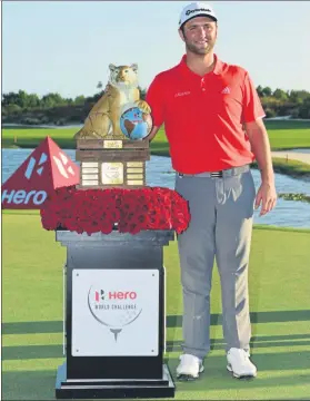  ?? FOTO: AP ?? El tercero del año Rahm con el trofeo del World Challenge, su 6ª victoria profesiona­l