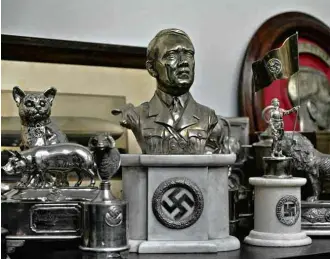  ?? 20.jun.2017/Ministério de Segurança da Argentina/Reuters ?? Busto do ditador Adolf Hitler e outros objetos achados em casa de antiquário argentino