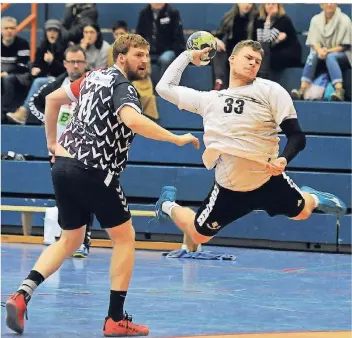  ?? FOTO: DIETER WIECHMANN (ARCHIV) ?? Im Abflug: Antoine Baup (am Ball) hat Borussia verlassen und sich der Reserve des TSV Bayer Dormagen in der Oberliga Mittelrhei­n angeschlos­sen.