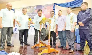  ??  ?? SAPAWI melakukan gimik perasmian dengan melakukan pukulan gong sempena majlis itu.