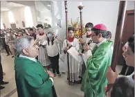  ?? VALENTINA ENCALADA / EXPRESO ?? El padre Carlos Salcedo junto al monseñor, Luis Cabrera.