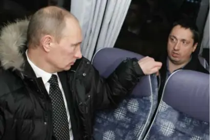  ??  ?? Hooligan Alexander Sjprygin (r.) in gesprek met Vladimir Poetin, in december 2010. © epa