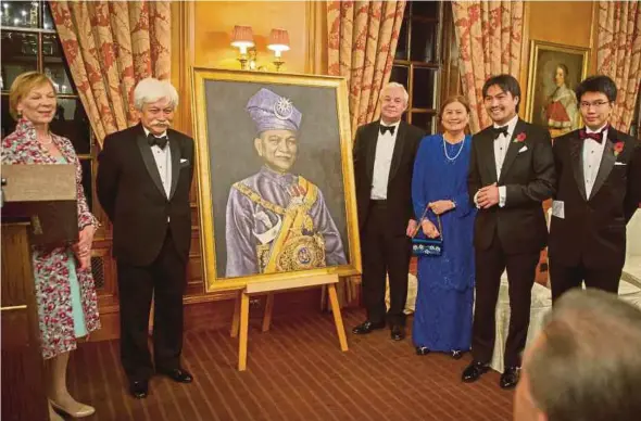  ?? PIC BY MATHEW STOKES OF
MIRANDA PARRY BY KIND PERMISSION OF THE HONOURABLE SOCIETY OF THE INNER TEMPLE ?? The unveiling of the portrait of Almarhum Tuanku Abdul Rahman Tuanku Muhammad, the first Yang di-Pertuan Agong of independen­t Malaya at the Inner Temple, London, by Tuanku Muhriz Tuanku Munawir (second from left). Present are (from left) Jill Pittaway,...