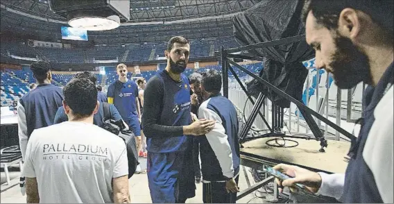  ?? FOTO: EFE ?? Mirotic al final del último entrenamie­nto del equipo en el Carpena, cruzándose con un Real Madrid que se disponía a realizar también su última sesión