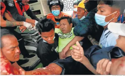 ?? KAUNG ZAW HEIN / EFE ?? Un grupo de personas evacúan a un manifestan­te herido durante las cargas policiales, ayer en Mandalay.