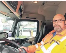  ?? FOTO: JAN LUHRENBERG ?? Kraftfahre­r Sven Scholtheis hat in seinem Führerhaus neuerdings einen elektronis­chen Abbiege-Assistente­n (links) zur Verfügung.