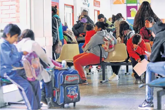  ?? (ANTONIO CARRIZO) ?? Larga espera. Las guardias de los hospitales están repletas, tanto en el sector público como en el privado. El Hospital de Niños, a “full”.