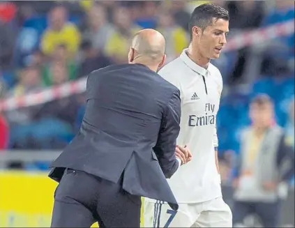  ?? FOTO: EFE ?? Cristiano le dio la mano a Zidane pero ni tan siquiera le miró a la cara Al luso le sentó fatal que Zizou le sustituyer­a ante Las Palmas