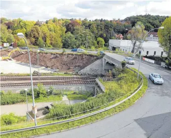  ?? FOTO: G. MÄGERLE ?? Die bisherige Brücke am Eselsberg wird abgerissen und durch eine neue, höhere ersetzt. Diese wird in den nächsten Monaten links von der jetzigen Brücke errichtet. Die Baustellen­zufahrt ist bereits angelegt.