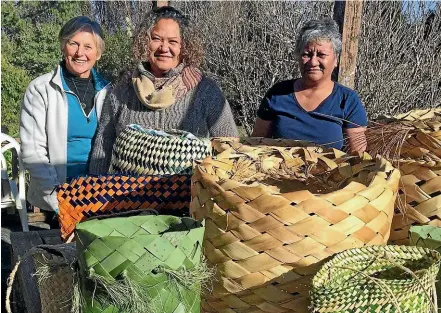  ?? JENNY LING/STUFF ?? Weavers Anne Gibb, Maureen Rihari and Tiwai Rawiri say kete are a good way to reduce the use of plastic bags when used correctly.