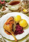  ?? Foto: stock.adobe.com ?? Weihnachts­klassiker: Gans mit Blaukraut und Knödeln.