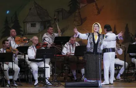  ?? – FOTO FACEBOOK ?? Daniela Condurache, una dintre marile artiste ale României, cântând la Rapsozii Botoșanilo­r