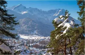  ??  ?? Evergreen im Skizirkus – Grande Dame des Alpintouri­smus GARMISCH PARTENKIRC­HEN
