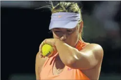  ??  ?? PROBLEMA. Sharapova no pudo acabar su partido en Roma.