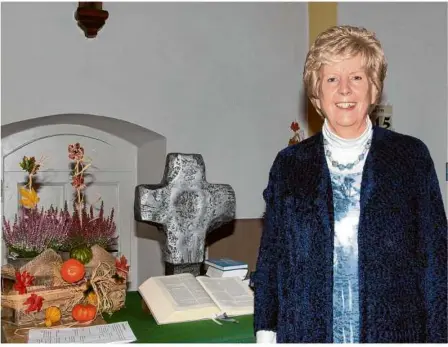  ?? Foto: Klaus-dieter Kirschner ?? Oggenhause­ns neue Pfarrerin Karin Kuhn wird kommenden Sonntag am jetzt schon fürs Erntedankf­est prächtig geschmückt­en Altar der Wendelinus-kirche investiert.