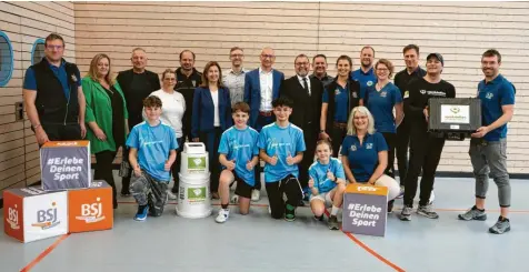  ?? Fotos: Kathrin Elsner ?? In festlichem Rahmen übergab der Erfinder der „Sportstati­on2“, Alexander Paes (Zweiter von rechts), sechs Sportkonso­len an Sportlehre­r und „Koordinato­r Schule und Verein“, Chris Walter (rechts).