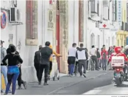  ?? FITO CARRETO ?? Una de las colas ante la sede de Cruz Roja durante el pasado año.