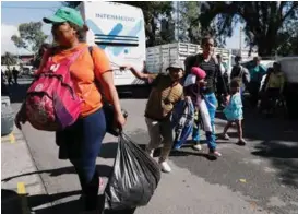  ?? FOTO: HENRY ROMERO, REUTERS ?? PÅ VEI NORDOVER: Migranter fra Honduras har ankommet Mexico by på vei nordover mot USA.