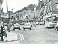  ?? ?? A lively Atholl Street in Pitlochry as summer takes off in 1976.