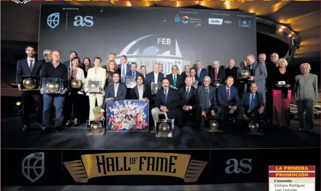  ?? ?? Los 19 nuevos integrante­s del Hall of Fame del baloncesto español posan al final de la ceremonia de ingreso de la segunda promoción en La Cartuja, Sevilla.