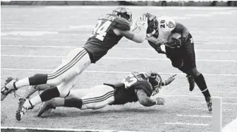  ?? SETH WENIG/ASSOCIATED PRESS ?? The Giants’ Mark Herzlich (94) and Jonathan Casillas stop Ravens running back Terrance West for a 1-yard loss on fourth-and-goal at the beginning of the fourth quarter of Sunday’s game.