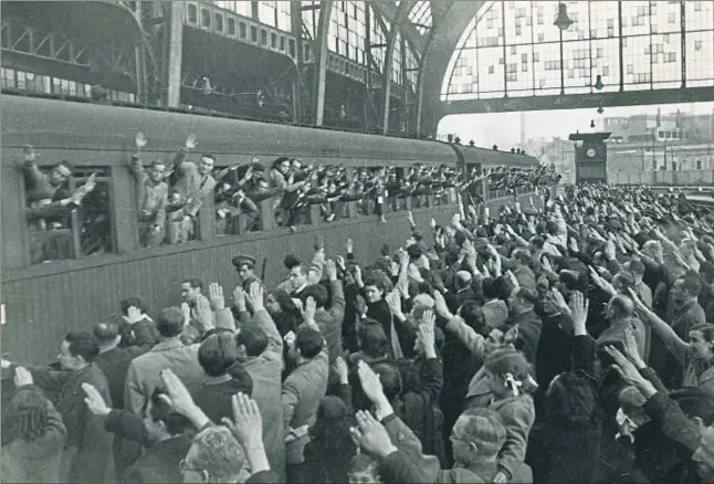 ?? PÉREZ DE ROZAS/ARXIU FOTOGRÀFIC DE BARCELONA / ARXIU FOTOGRÀFIC DE BARCELONA ?? Despedida de los primeros trabajador­es que partieron de la estación de França con destino a las industrias alemanas durante la Segunda Guerra Mundial