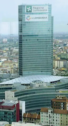  ??  ?? Quartier generale Palazzo Lombardia è sede della Regione, che promuove il referendum