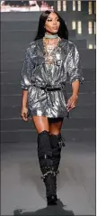  ??  ?? SORPRESA. Naomi Campbell fue el broche brillante del desfile en Nueva York.