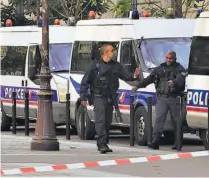 ??  ?? Asesinatos. Un hombre atacó ayer la Prefectura de Policía de París, matando a cuchillada­s a cuatro personas antes de ser abatido en el mismo lugar.